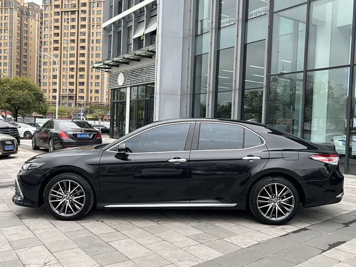 Фото 2 - Toyota Camry