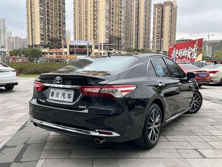 Фото 5 - Toyota Camry