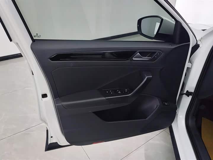 Фото 7 - Volkswagen T-Roc