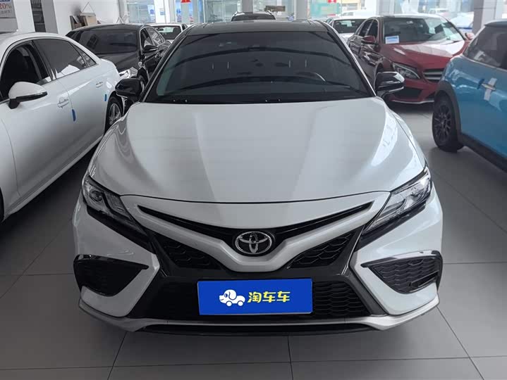 Фото 2 - Toyota Camry