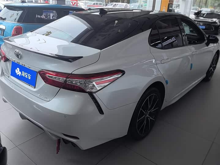 Фото 3 - Toyota Camry