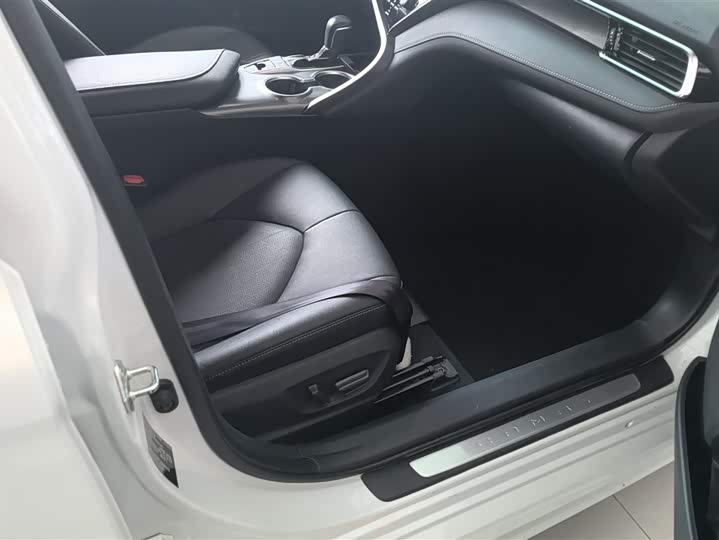 Фото 8 - Toyota Camry