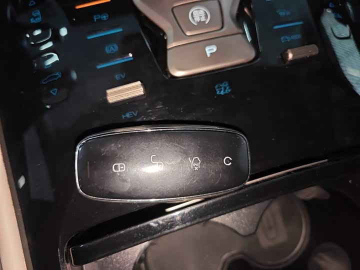 Фото 9 - Denza D9