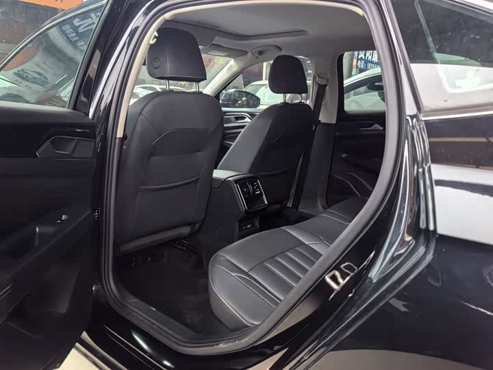 Фото 8 - Volkswagen Passat