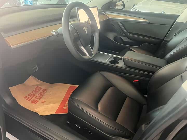 Фото 4 - Tesla Model 3