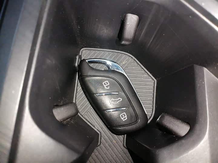 Фото 9 - Roewe i5