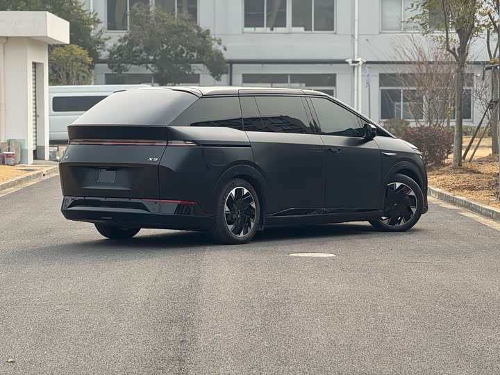 Фото 2 - XPeng X9