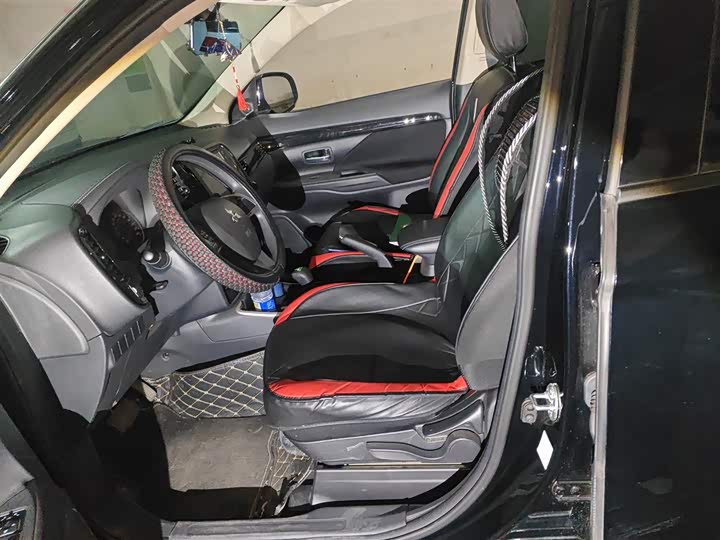 Фото 8 - Mitsubishi Outlander