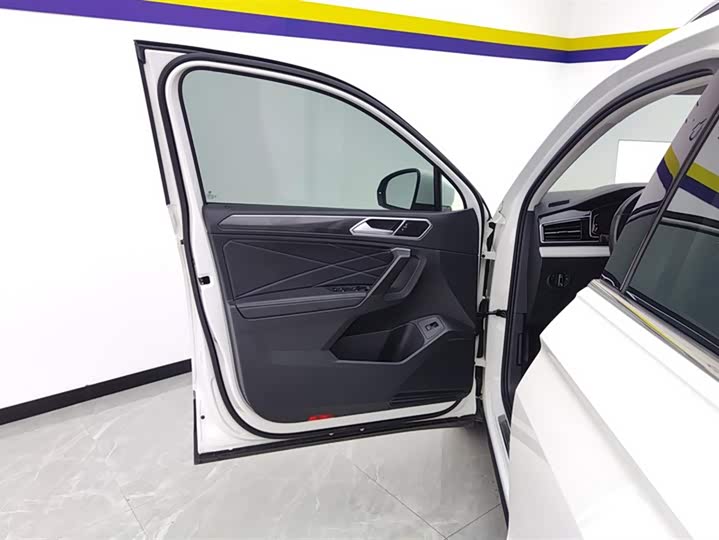 Фото 7 - Volkswagen Tiguan L Pro