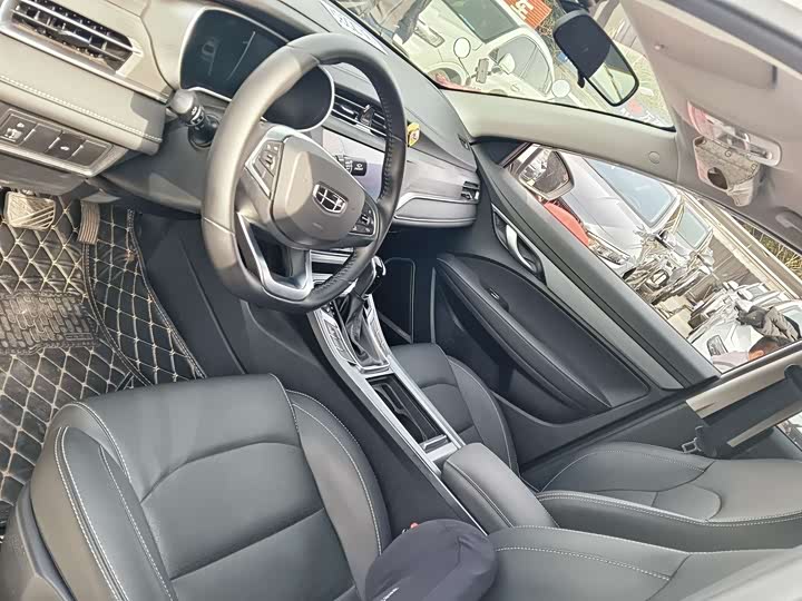 Фото 4 - Geely Emgrand