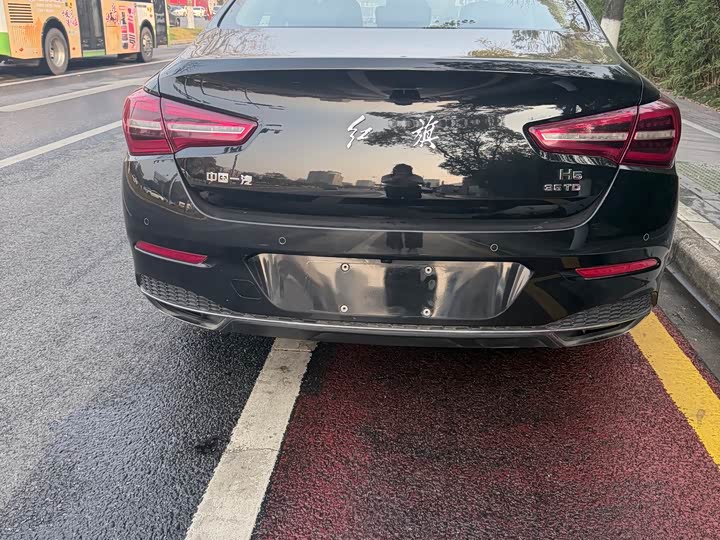 Фото 8 - Hongqi H5