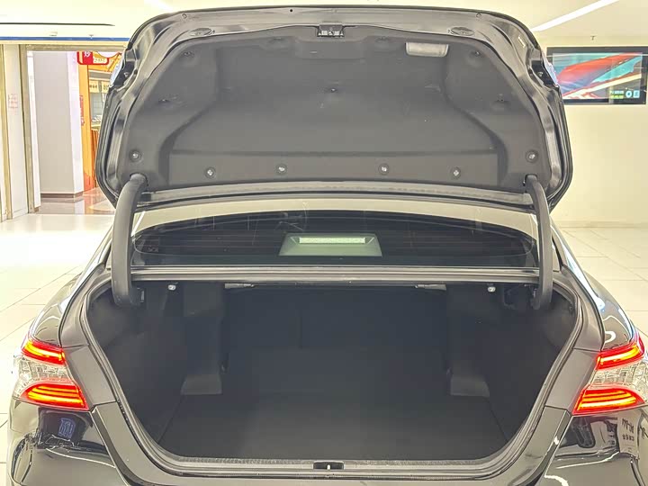 Фото 8 - Toyota Camry