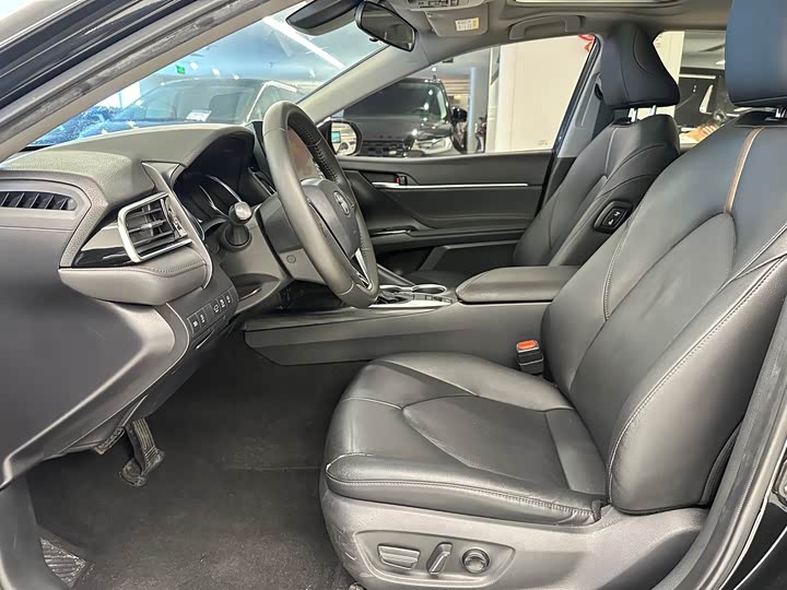 Фото 9 - Toyota Camry