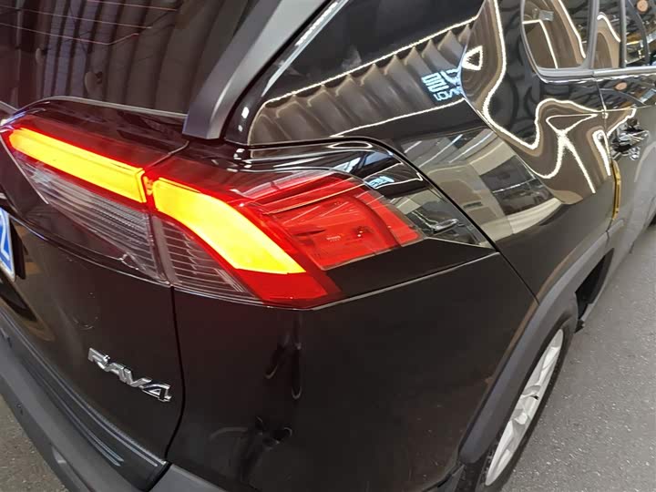 Фото 8 - Toyota RAV4