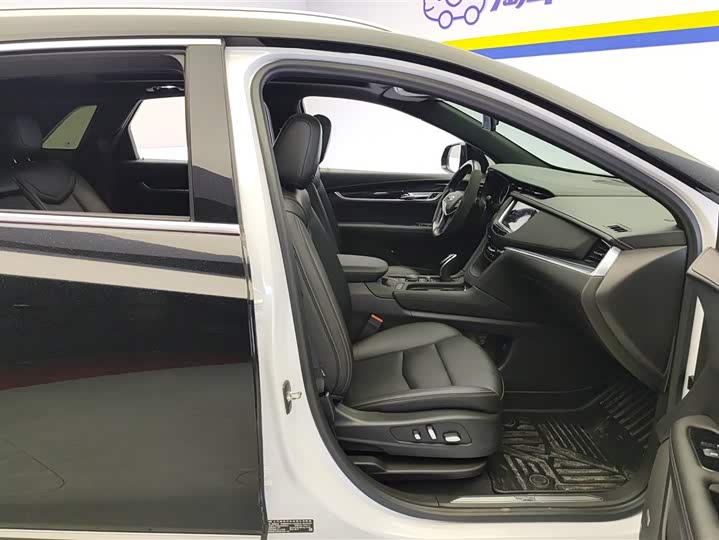 Фото 8 - Cadillac XT5