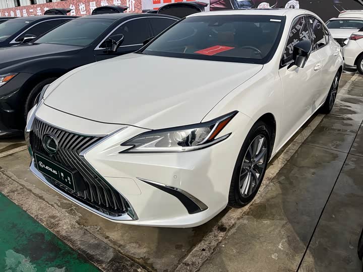 Фото 1 - Lexus ES