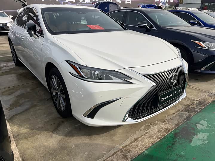 Фото 3 - Lexus ES