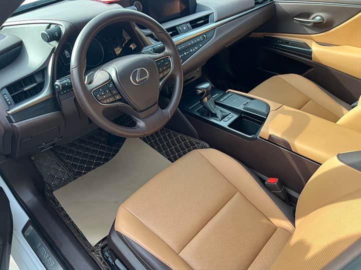 Фото 4 - Lexus ES