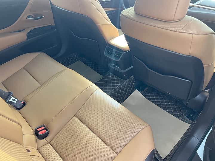 Фото 7 - Lexus ES