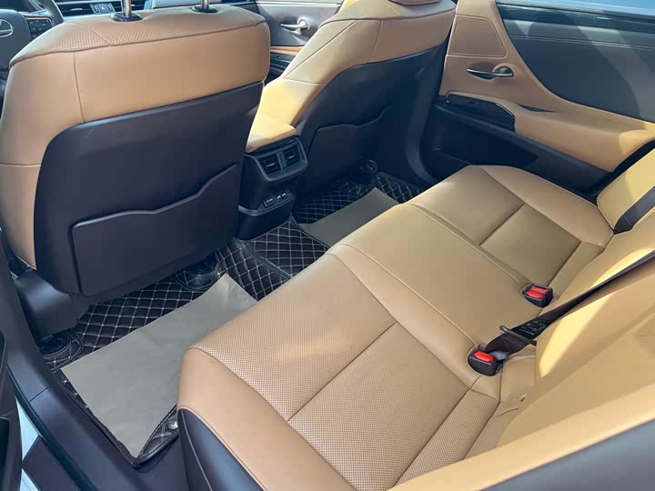 Фото 8 - Lexus ES