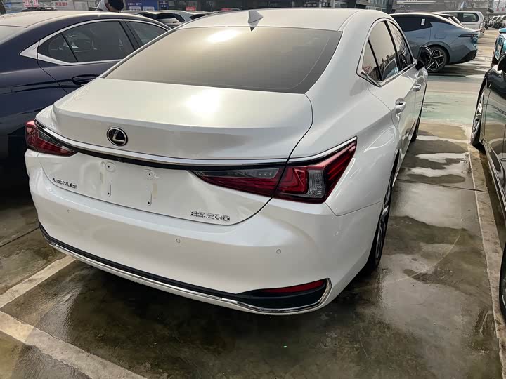 Фото 9 - Lexus ES