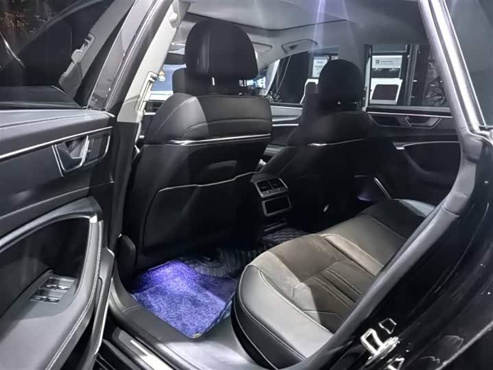 Фото 5 - Audi A7L