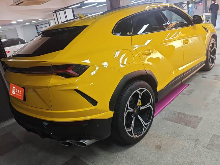Фото 2 - Lamborghini Urus