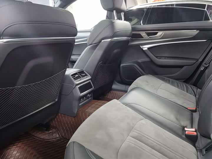 Фото 8 - Audi A6L