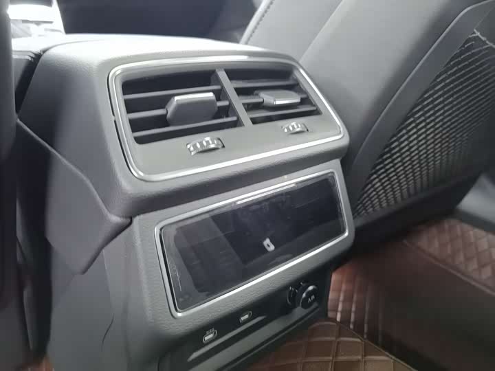 Фото 9 - Audi A6L