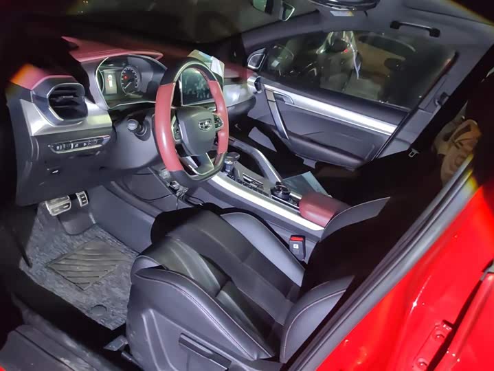 Фото 9 - Geely Coolray