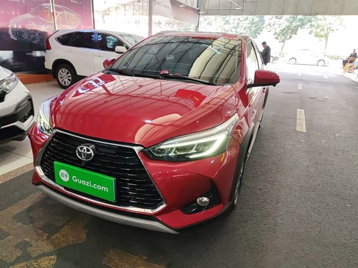 Фото 2 - Toyota Yaris L Hatchback