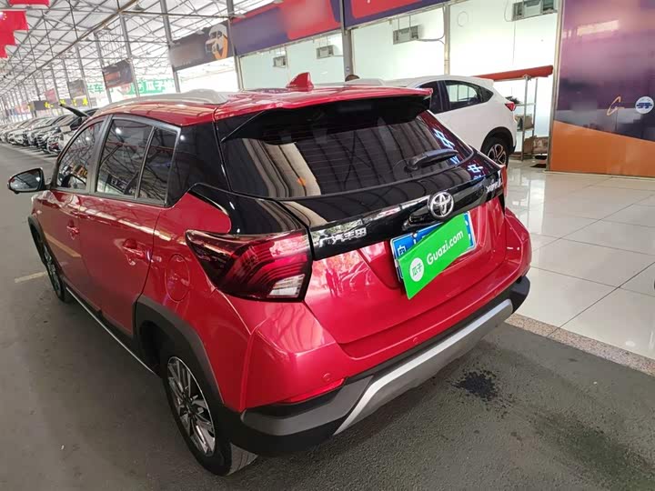 Фото 5 - Toyota Yaris L Hatchback