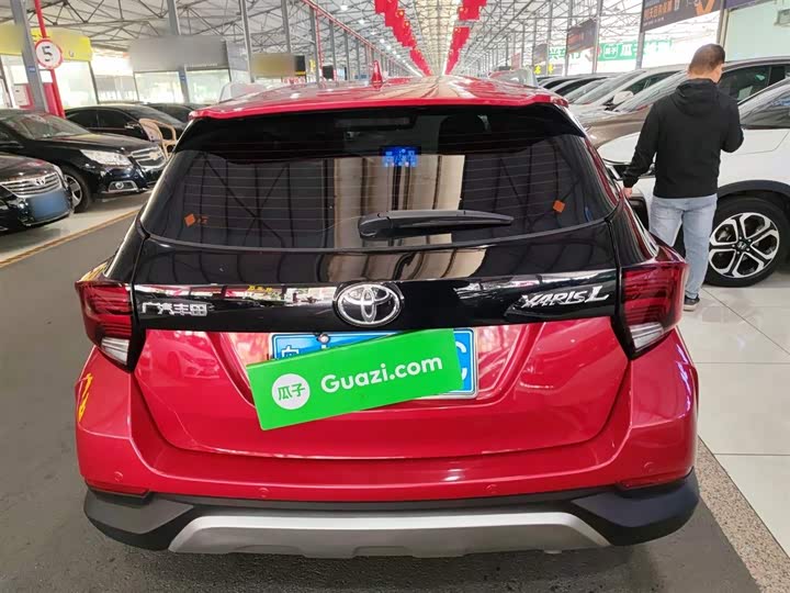 Фото 6 - Toyota Yaris L Hatchback