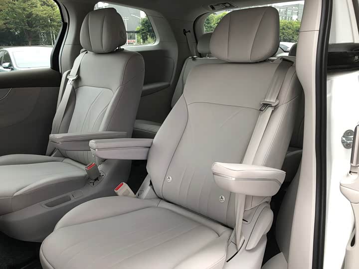 Фото 7 - Roewe iMax 8 EV