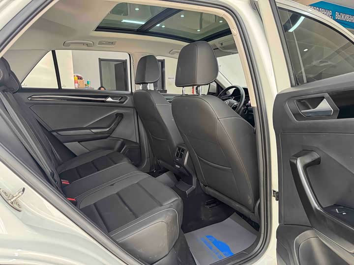 Фото 9 - Volkswagen T-Roc