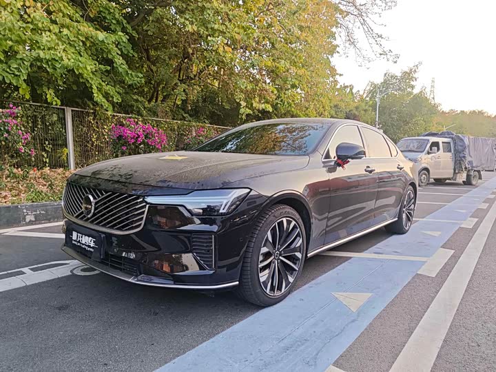 Фото 1 - Volvo S90
