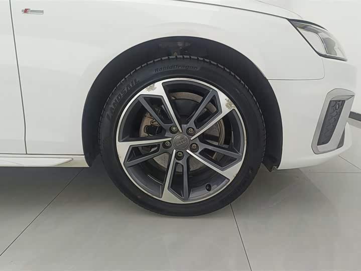 Фото 6 - Audi A4L