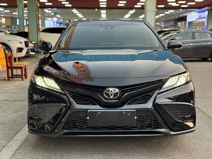 Фото 2 - Toyota Camry