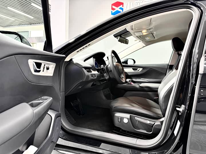 Фото 4 - Hongqi E-QM5