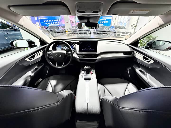 Фото 6 - Hongqi E-QM5