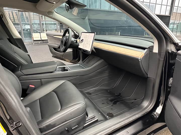 Фото 8 - Tesla Model 3