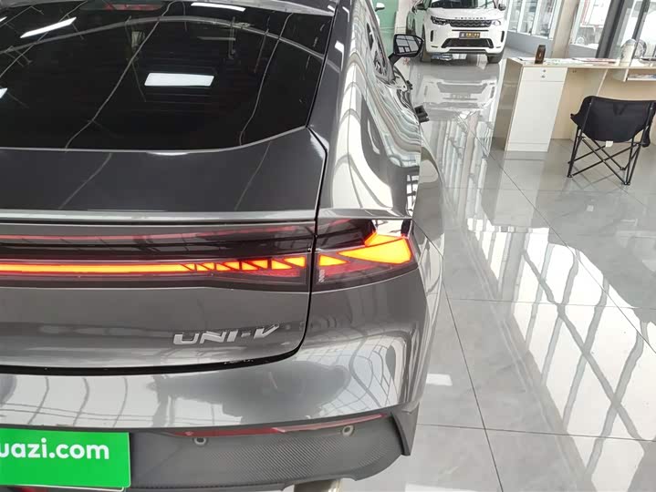 Фото 8 - Changan UNI-V