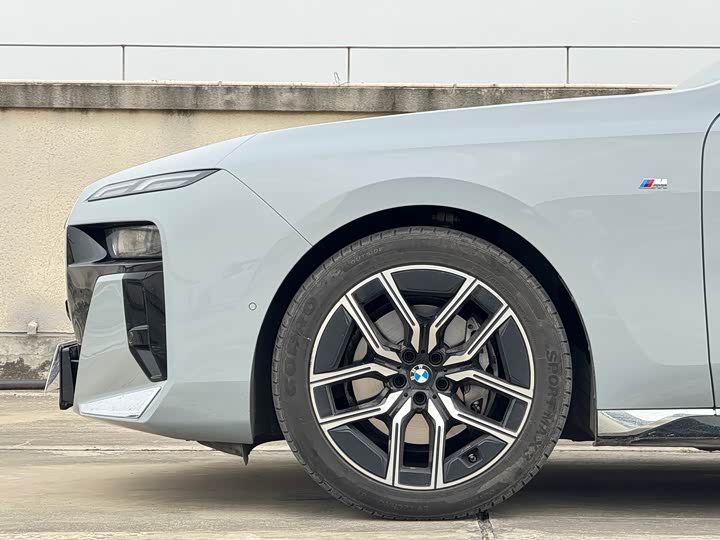 Фото 3 - BMW 7 Series