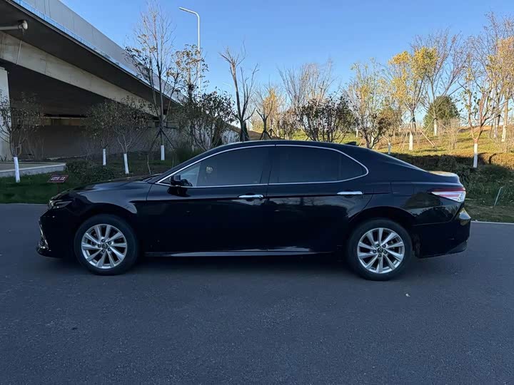 Фото 4 - Toyota Camry