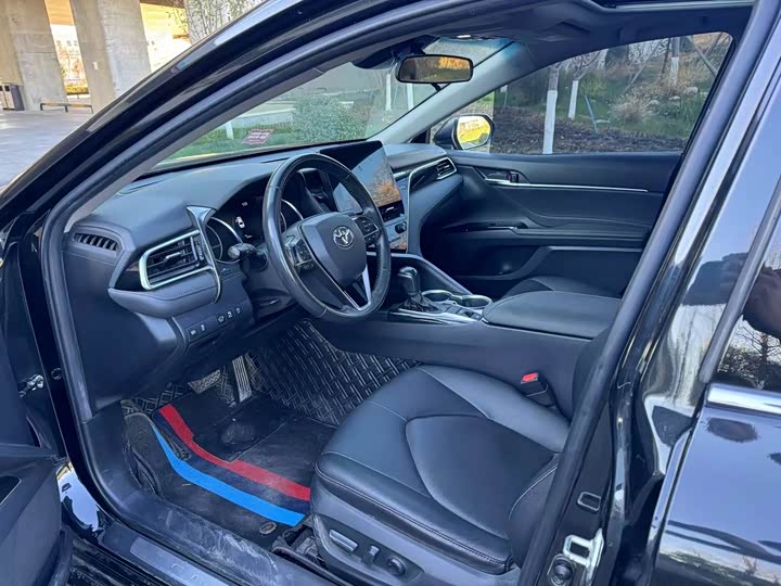 Фото 6 - Toyota Camry