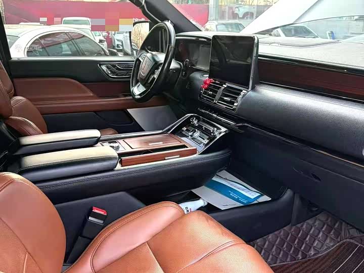 Фото 6 - Lincoln Navigator