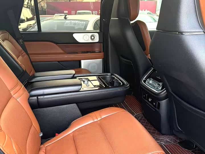 Фото 7 - Lincoln Navigator