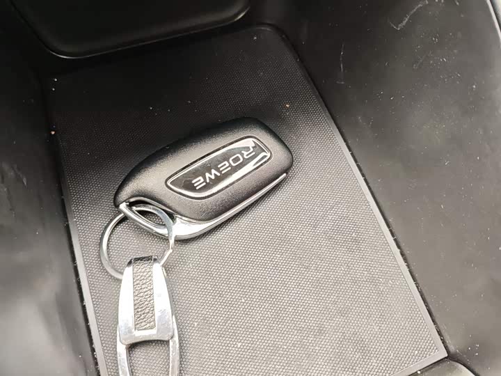 Фото 9 - Roewe i5