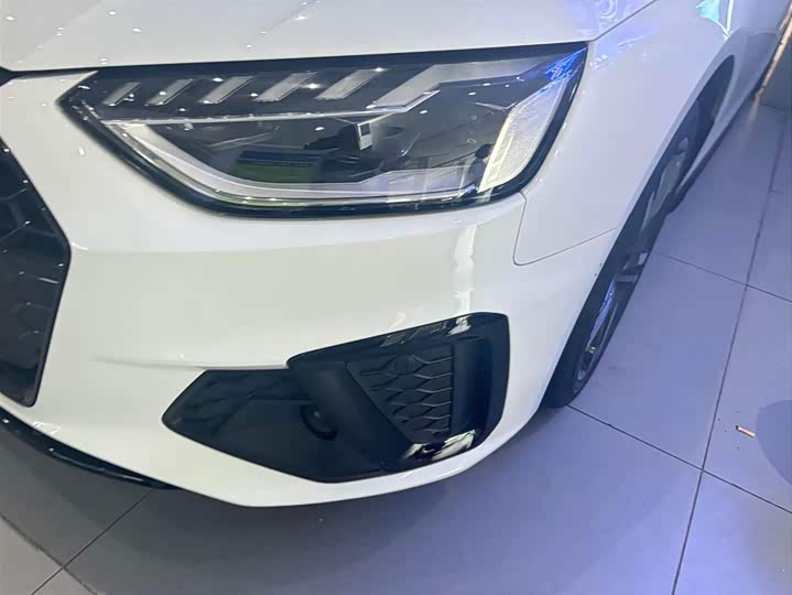 Фото 2 - Audi A4L