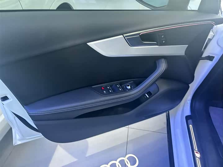 Фото 4 - Audi A4L